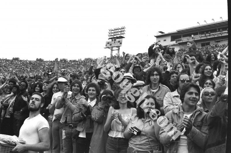 Crowd at Rolling Stones concert, Philadelphia, 1978.jpg